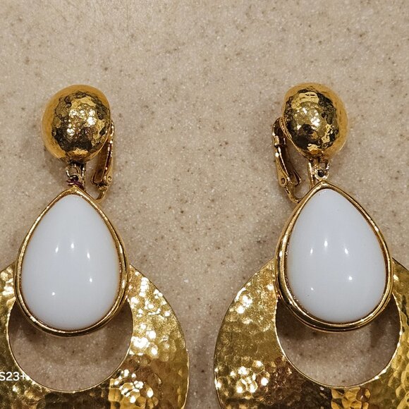 STATEMENT JOSE MARIA BARRERA WHITE HAMMERED GOLD DROP DANGLE CHANDELIER EARRINGS - Picture 3 of 11